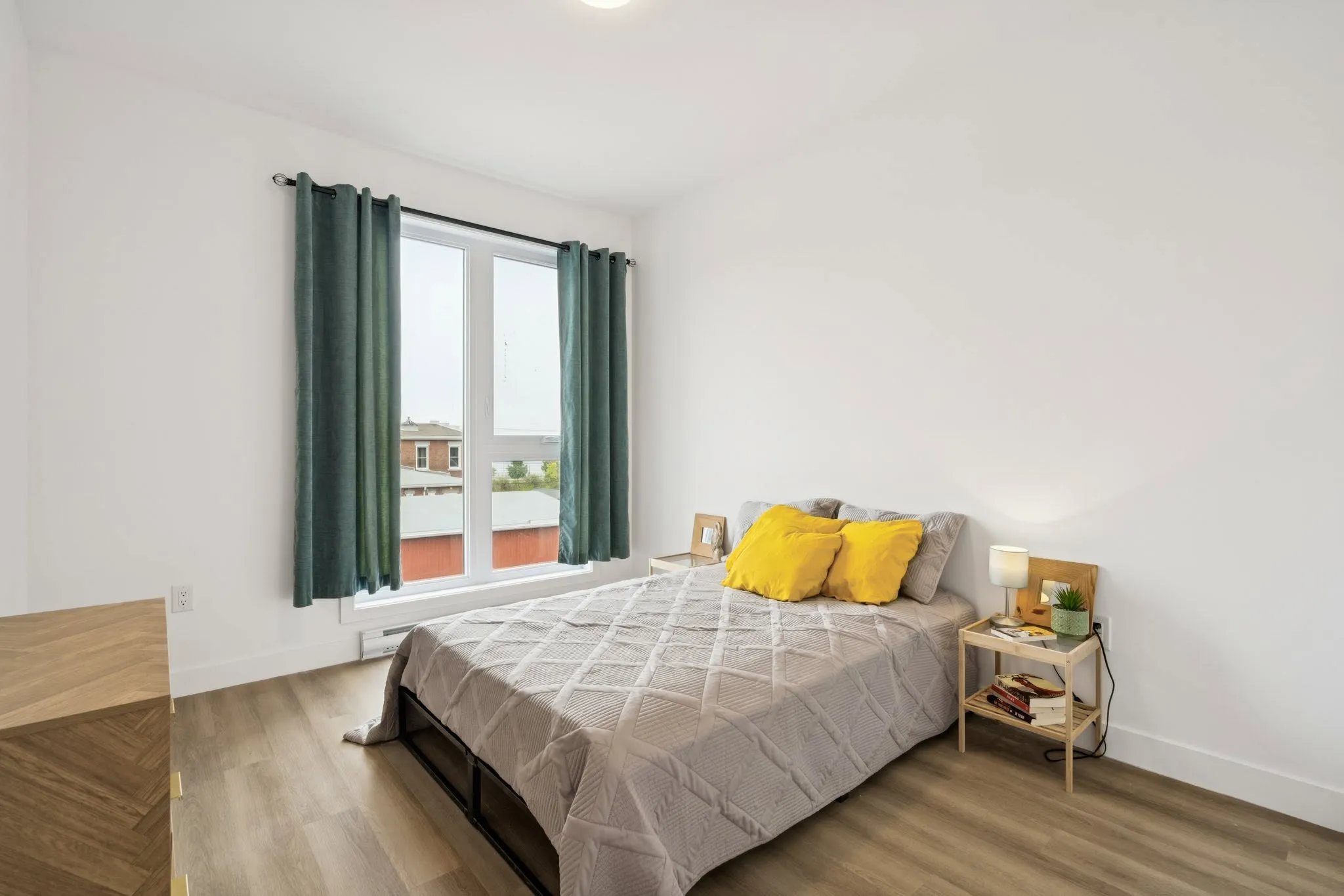 Chambre meublée avec vue sur les toits du quartier