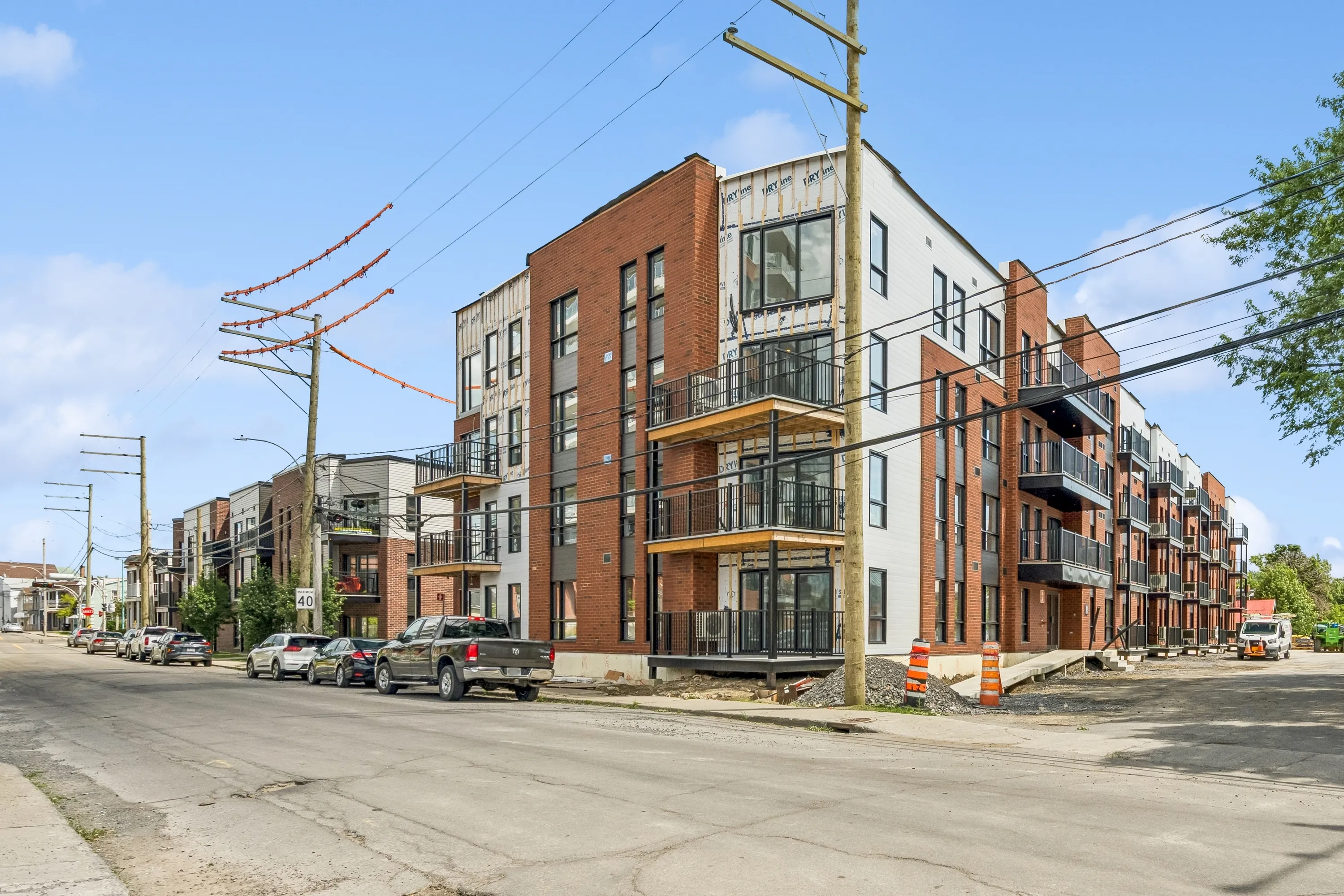 Façade d'angle du projet Hermine vue de la rue Alphonse-Desjardins