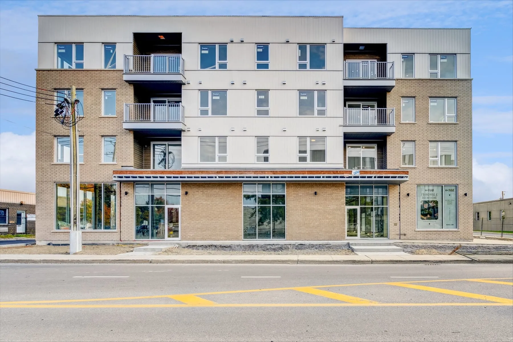 Façade du 145 Salaberry : vitrines commerciales au rez-de-chaussée, trois étages de logements au-dessus