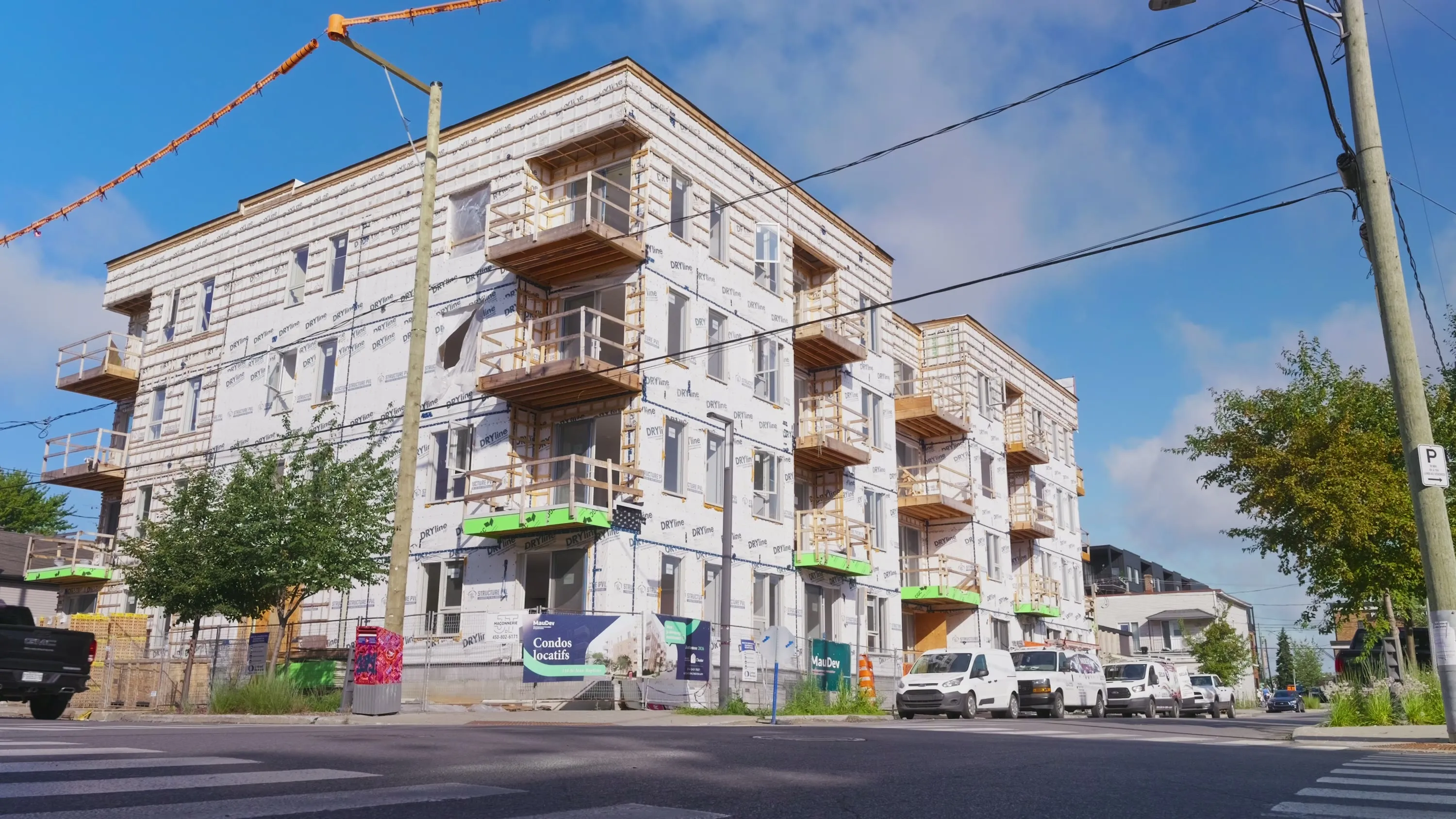 Le 116 Saint-Jean-Baptiste vu de la rue, quatre étages en construction