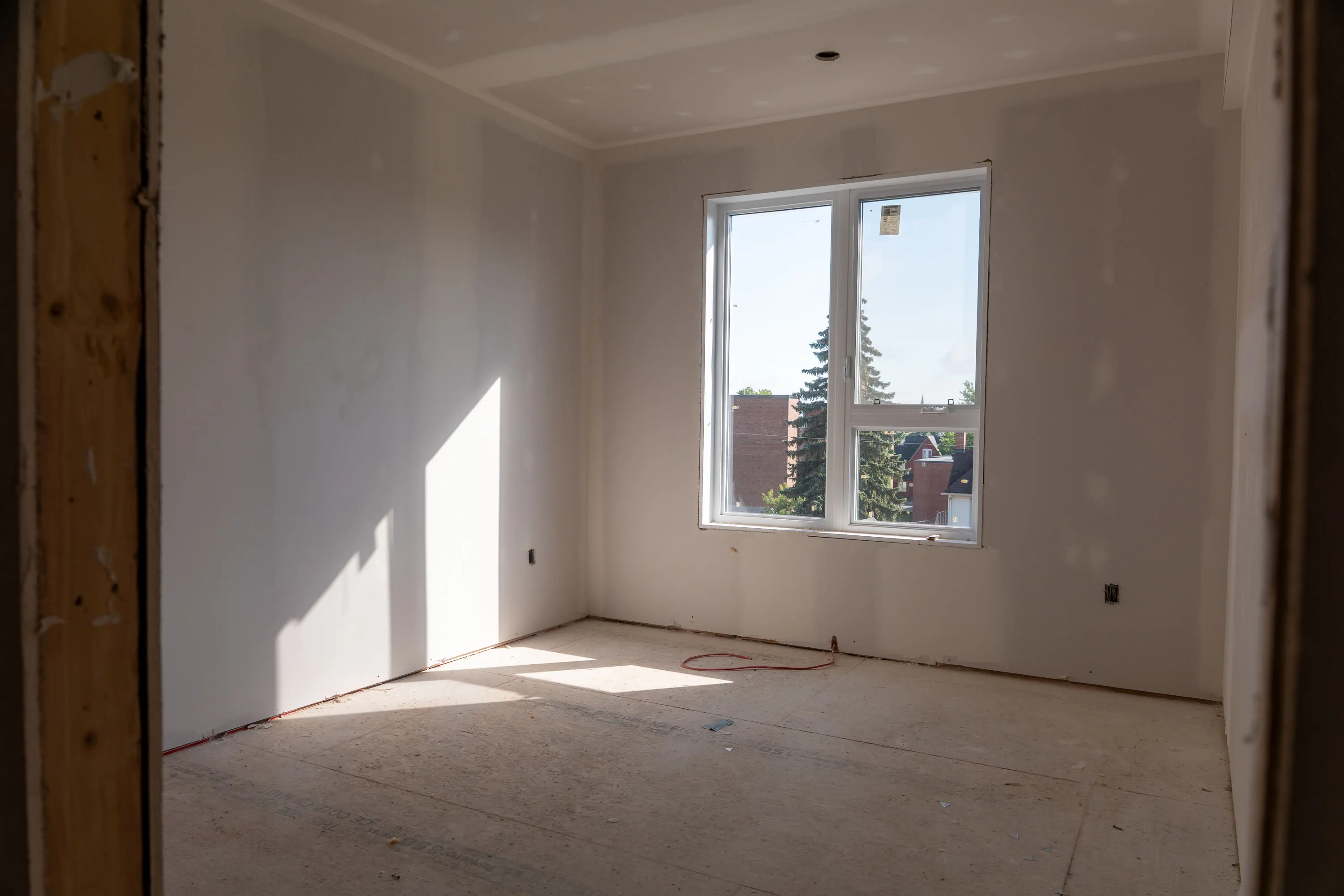 Chambre en chantier, fenêtre donnant sur les arbres